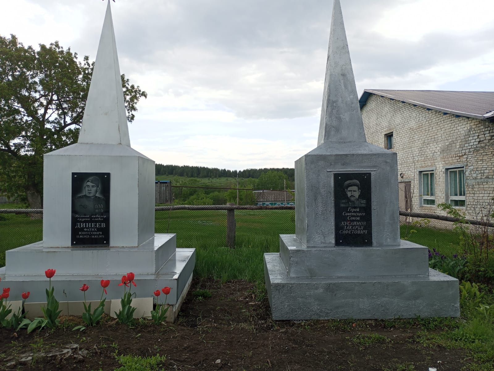 Памятник Полному кавалеру ордена славы Динееву Ф.Ю. 2015 г..