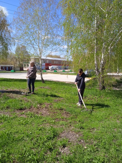 Продолжаются субботники в Старокулаткинском районе .